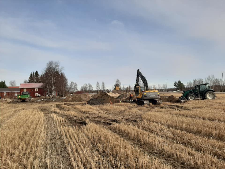 Maatöitä keväällä huhtikuun lopulla. (Kuva: Pitojen Helmi FB)
