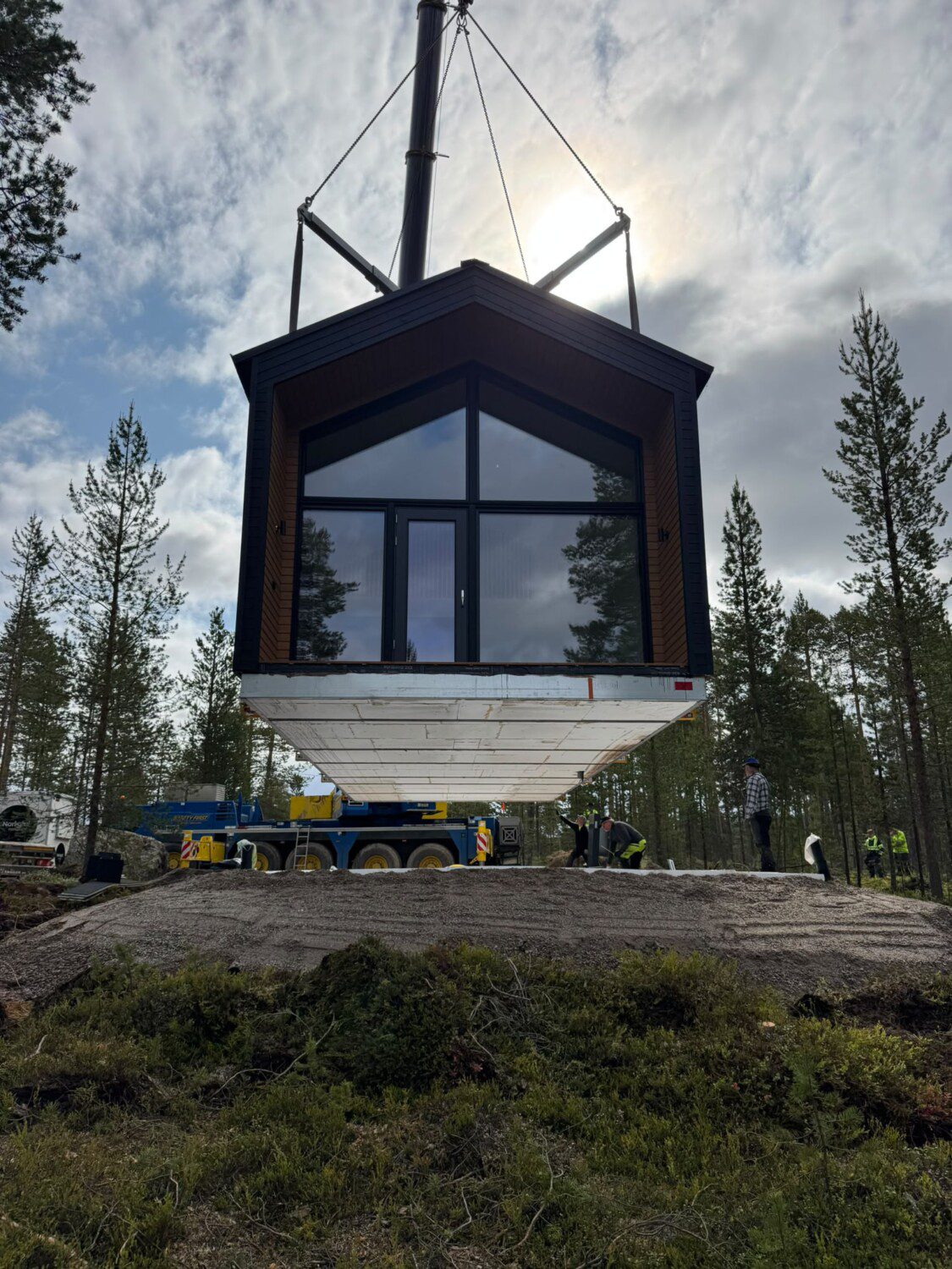 75 m² Hawo-talo nostettiin paikalleen isolla nosturilla.